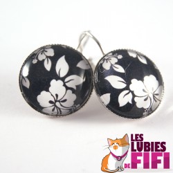 Boucle d’oreille fleurs : fleurs blanches sur fond noir