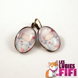 Boucle d'oreille : Kokeshi et son éventail rose