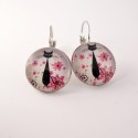 Boucles d’oreille chat : chat noir et fleurs roses