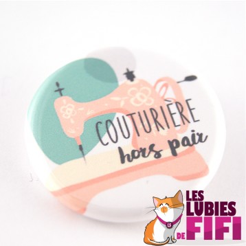 Badge couturière hors-pair : version machine à coudre