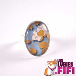 Bague fleurs : fleurs japonaises blanches sur fond bleu clair