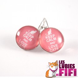 Boucle d’oreille chat : keep calm and love cats sur fond rose