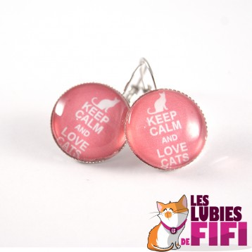 Boucle d’oreille chat : keep calm and love cats sur fond rose