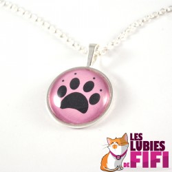 Collier chat : patte de chat sur fond rose