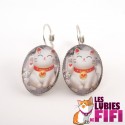 Boucle d’oreille chat : maneki neko sur fond gris