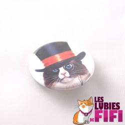 Badge chat : le chat et son haut de forme à ruban rouge
