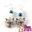 Boucle d'oreille chat : chat kawai bleu et nacre