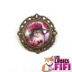 Broche chat : chat et sa capeline rose