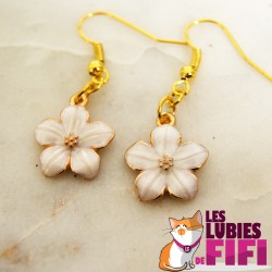 Boucles d’oreilles fleurs blanches dorées – idéal mariage & cérémonies