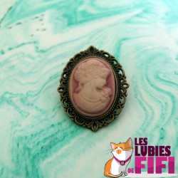 Broche camée vintage rose – monture bronze ajourée